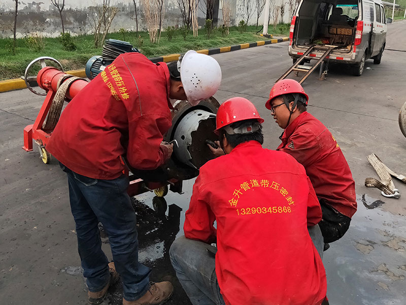 DN500循環(huán)水管道帶壓開(kāi)孔順利完成！2.jpg